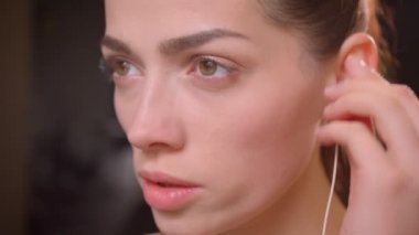 Onun vibes genç çekici atlet kadın Closeup makro çekim ve salonda spor salonunda motive ifade ile kameraya dönüyor