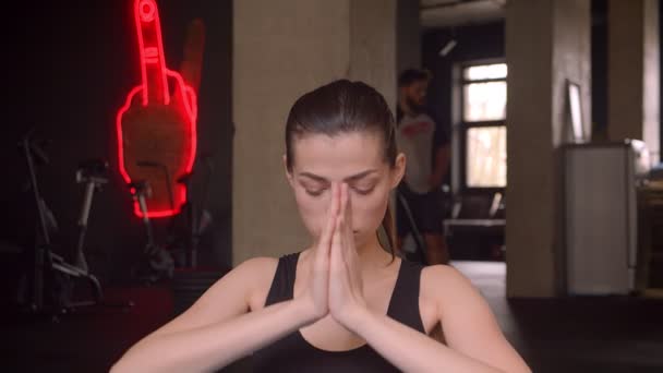 Närbild shoot av unga attraktiva atlet kvinna tränar yoga i gymmet inomhus — Stockvideo