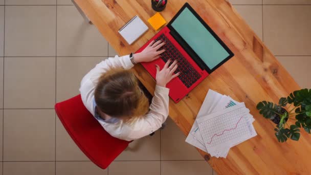 Gros plan top shoot de jeune femme d'affaires caucasienne en utilisant l'ordinateur portable sur le bureau à l'intérieur dans le bureau — Video