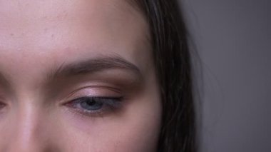 Kameraya bakan mavi pırıl pırıl göz ile genç çekici kadın yüzü Closeup yarım yüz çekimi