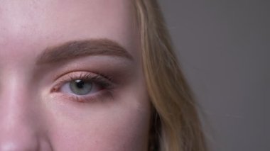 Gülen yüz ifadesi ile kameraya bakan gözleri ile genç çekici kadın yüz Closeup yarım yüz çekimi