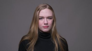 Genç çekici esmer kadın başını sallayarak Closeup portre hiçbir arka plan gri izole kamera bakarak söyleyerek