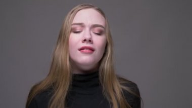 Genç çekici esmer kadın sevinçle dans Closeup portre gri izole arka plan ile kamera bakarak