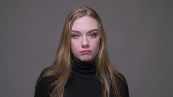 Nahaufnahme Porträt der jungen attraktiven brünetten Frau nicken ja Blick auf Kamera mit Hintergrund isoliert auf grau — Stockvideo