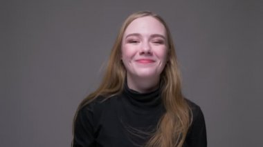 Genç çekici esmer kadın closeup portre gri izole arka plan ile güven ile dabbing