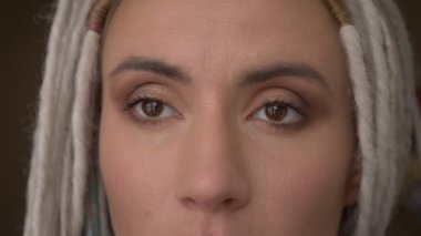 Sarışın dreadlocks doğrudan kameraya bakarak genç çekici kafkas hipster kadın Closeup gözleri ateş