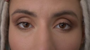 Sarışın dreadlocks doğrudan kameraya bakarak genç çekici kafkas hipster kadın Closeup gözleri ateş