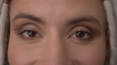 Sarışın dreadlocks kameraya düz bakarak gülümseyen genç çekici kafkas hipster kadın Closeup ateş