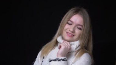 Siyah üzerine izole arka plan ile kamera bakarak utangaçlık ile gülümseyen kazak genç güzel kafkas kadın Closeup ateş