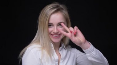 Beyaz gömlek li pretty iş kadını aktif dans ve mutlu olmak ve siyah arka plan üzerinde mutlu ve mutlu.
