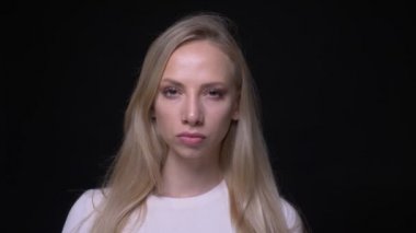 Siyah izole arka plan ile kamera bakarak üzgün ve kızgın olan genç güzel sarışın kadın Closeup portre