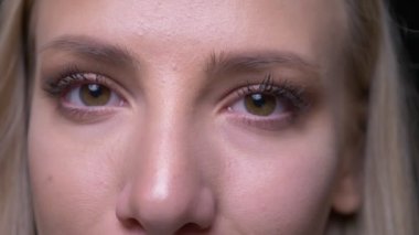 Siyah izole arka plan ile kameraya bakan gözleri ile genç güzel sarışın kadın yüz Closeup portre