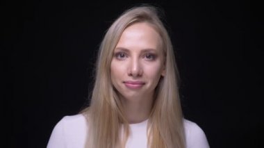 Genç güzel sarışın kadın closeup portre heyecanlı olmak ve siyah izole arka plan ile kameraya bakarak gülümseyen