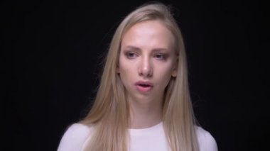 Siyah izole arka plan ile kameraya bakarak üzgün ağlama genç güzel sarışın kadın Closeup portre