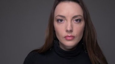 Yetişkin çekici beyaz kadın yüz closeup portre gri izole arka plan ile kamera bakıyor