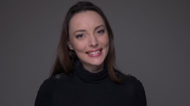 Yetişkin çekici beyaz kadın gülümseyen ve mutlu gri izole arka plan ile kameraya bakarak gülen closeup portre