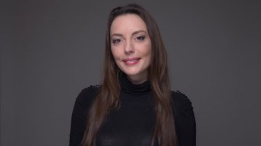 Yetişkin çekici beyaz kadın neşeyle gülümseyen closeup portre gri izole arka plan ile kamera bakıyor