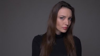 Gri üzerine izole edilmiş arka planlı kameraya bakmak yok diyerek başını sallayan yetişkin çekici beyaz beyaz kadın Closeup portre