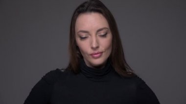 Yetişkin çekici beyaz kadın kızgın ve sinirli gri izole arka plan ile kamera bakarak closeup portre