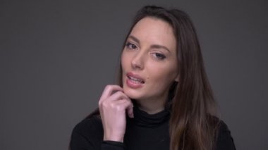 Yetişkin çekici beyaz kadın yumuşaklık ile dokunan closeup portre cildi gri izole arka plan ile kameraya bakarak gülümseyerek