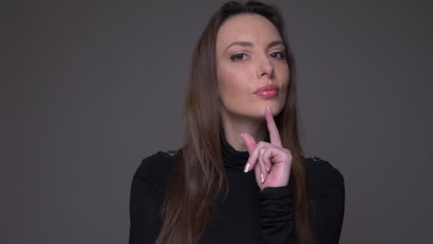 Zbliżenie portret dorosłego atrakcyjne kaukaski kobiece kiwając głową i mówiąc tak patrząc na aparat z tłem na białym tle na szary — Wideo stockowe