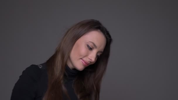 Närbild porträtt av vuxna attraktiva kaukasiska kvinnlig Dans med glädje framför kameran med bakgrund isolerad på grått — Stockvideo