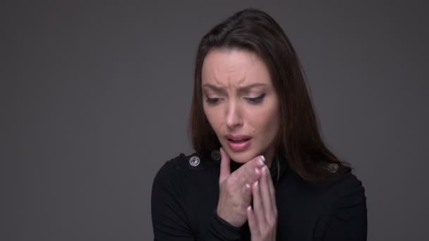 Närbild porträtt av vuxna attraktiva kaukasiska kvinna som har en sjuk hals att vara sjuk med bakgrund isolerad på grå — Stockvideo