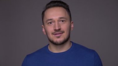 Genç yakışıklı beyaz adam yakın çekim heyecanlı ve gri izole arka plan ile kameraya bakarak şaşırmış