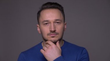 Genç yakışıklı beyaz adam başını sallayarak Closeup ateş evet gri izole arka plan ile kamera bakarak