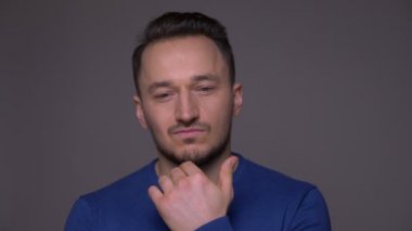 Genç yakışıklı beyaz adam başını sallayarak yakın çekim gri izole arka plan ile kamera bakarak hayır söyleyerek