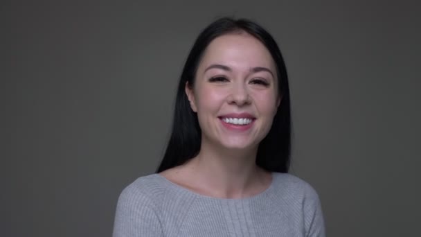 Genç güzel beyaz kadın sevinçle gülen Closeup ateş gri izole arka plan ile kameraya düz bakarak — Stok video
