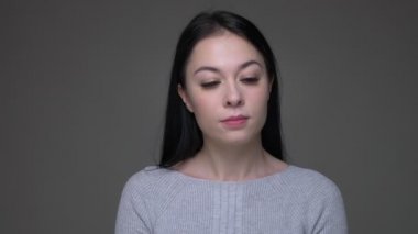 Genç güzel esmer beyaz kadın sallayarak Closeup ateş evet gri izole arka plan ile kamera düz bakarak