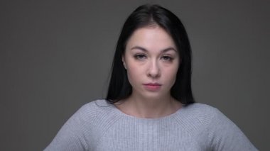 Genç güzel esmer beyaz beyaz kadın hiçbir gri izole arka plan ile rahatsız olma söyleyerek başını sallayarak Closeup ateş