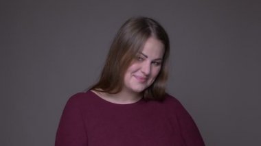 Genç kilolu beyaz kadın baştan çıkarıcı gülümseyerek closeup portarit gri izole arka plan ile kamera bakarak