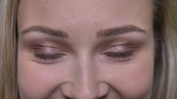Κοντινό-up μάτι-πορτρέτο της νεαρής ξανθιά μόδα μοντέλο παρακολουθώντας με πλήρη ευτυχία στην κάμερα. — Αρχείο Βίντεο