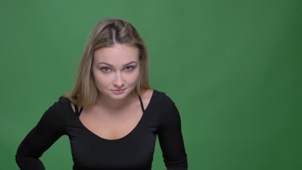 Zakenvrouw in zwarte blouse draaien hoofd negatief in verwarring op groene achtergrond. — Stockvideo