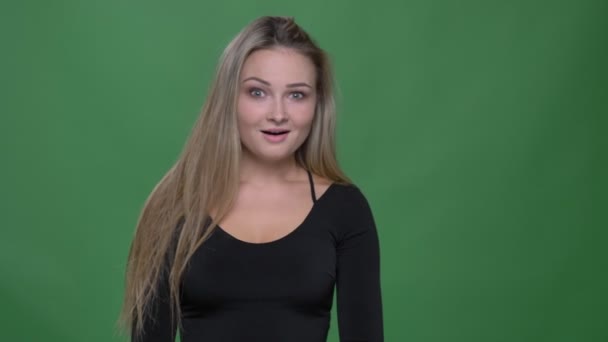 Retrato de mujer de negocios alegre en blusa negra mostrando su fuerte felicidad y abrazando la cámara en el fondo verde . — Vídeo de stock