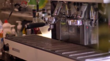 Kapalı bir kafede kahve yapmak için kullanılan üç bölmeli lavabo closeup çekim
