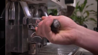 Closeup kapalı bir restoranda kahve hazırlamak için üç bölmeli lavabo kullanarak barista el ateş