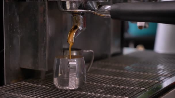 在室内咖啡馆使用三舱水槽将咖啡倒入银罐的特写镜头 — 图库视频影像
