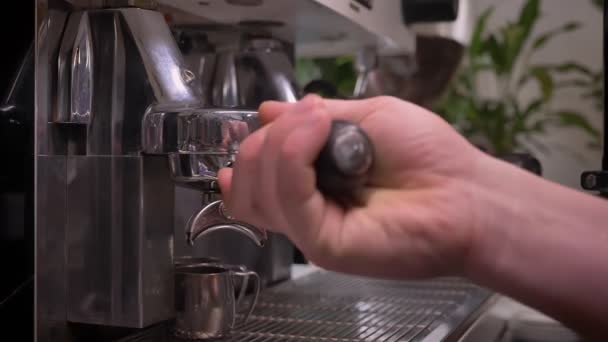 Крупный план съемки руки бариста с помощью раковины трех отсеков для приготовления кофе в ресторане в помещении — стоковое видео