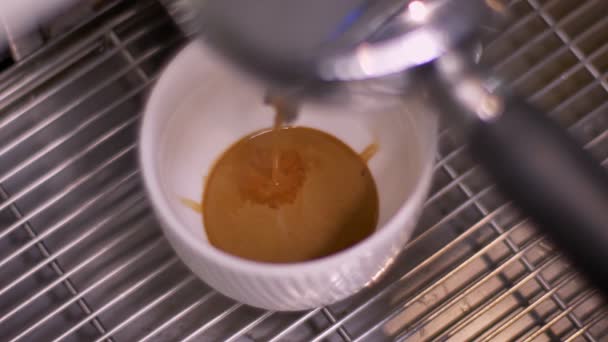 Brote de primer plano de café que se vierte en una taza utilizando el fregadero de tres compartimentos en un restaurante en el interior — Vídeo de stock