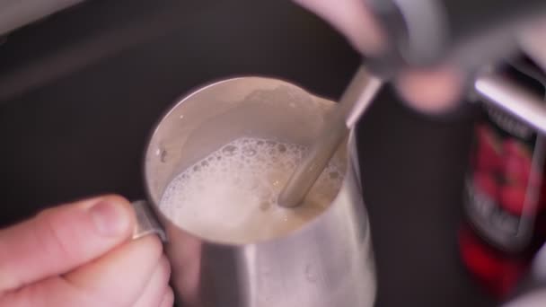 Gros plan pousse de lait dans un pichet en argent bouilli à l'aide de l'évier à trois compartiments dans un café à l'intérieur — Video