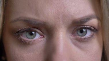 Siyah arka planda kameraya kamera içine orta yaşlı sarışın iş kadını yakın çekim saatler.