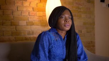 Tv'de spor izleyen ve kapalı kanepede oturan zafer ile kutluyor yetişkin Afrikalı-Amerikalı kadın Closeup ateş