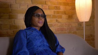 Tv'de bir 3d korku filmi izlerken yetişkin afro-amerikan kadın Closeup ateş ve kapalı kanepede oturan bir jumpscare alma