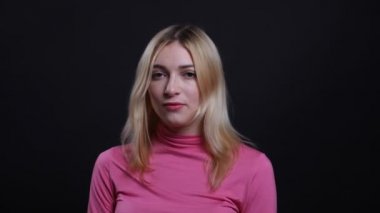 Kameraya dönen ve siyah izole arka plan ile heyecanla gülümseyen genç güzel sarışın kadın Closeup ateş