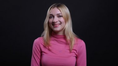 Genç güzel sarışın kadın başparmak gösteren ve neşeyle siyah izole arka plan ile kameraya bakarak gülümseyerek Closeup ateş