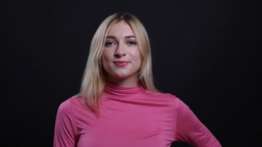 Kameraya dönen ve siyah izole arka plan ile baştan çıkarıcı gülümseyen genç güzel sarışın kadın Closeup ateş