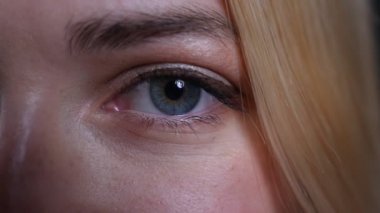 Mavi gözlü genç güzel sarışın beyaz beyaz kadın Closeup yarım yüz çekimi kameraya bakarak